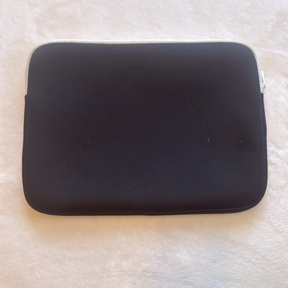 Marc by Marc Jacob’s 13” Laptop Case - Picture 2 of 5